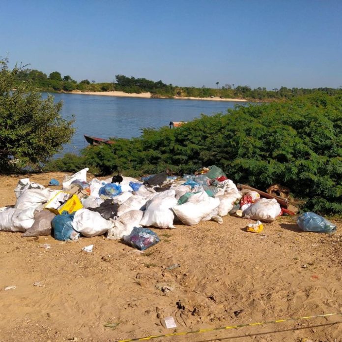 Banhistas deixam lixo nas margens do Rio Tocantins