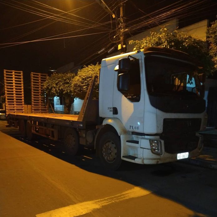 Caminhão roubado é recuperado pela Polícia Militar