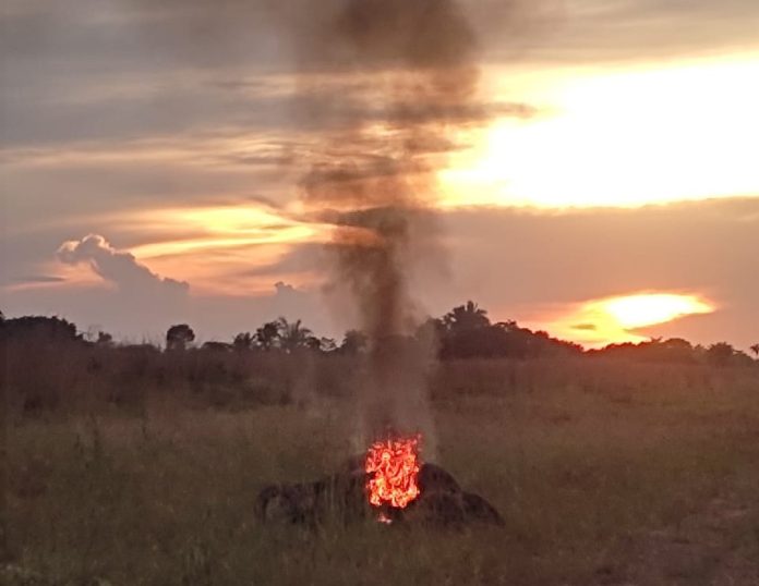 Homem é flagrado ateando fogo em pneu e pode pagar multa de mais de R$ 5 mil