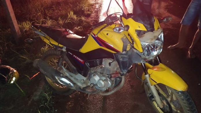 Motociclista sofre acidente grave após atropelar animal