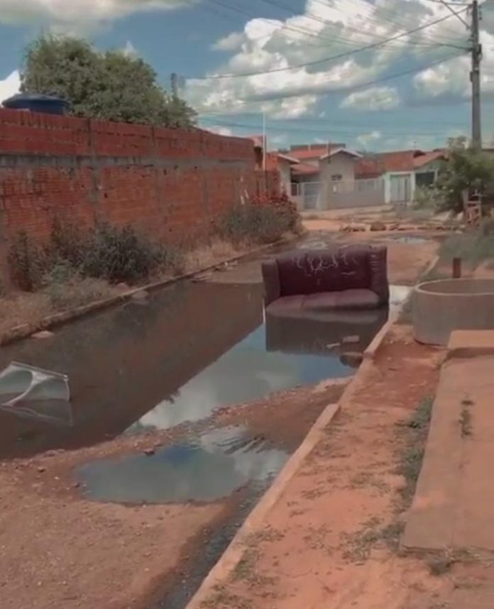 Água empoçada continua causando mau cheiro no Parque Sanharol