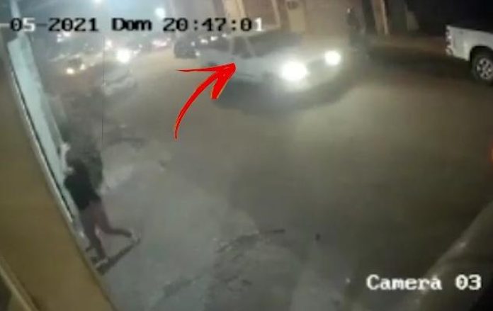 Mulher é assaltada e bandidos levam carro da vítima