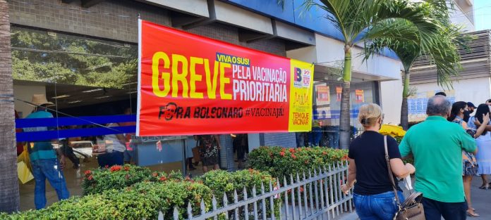 Bancários suspendem greve e fazem ato de mobilização pela vacinação