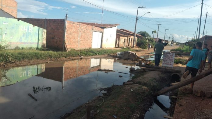 Moradores interditam rua cobrando infraestrutura