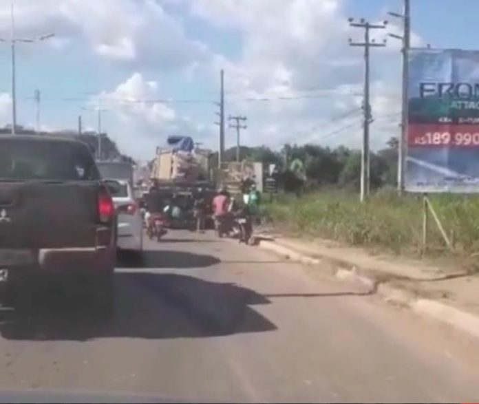 Acidente entre moto e caminhão deixa uma pessoa ferida na Av. Pedro Neiva