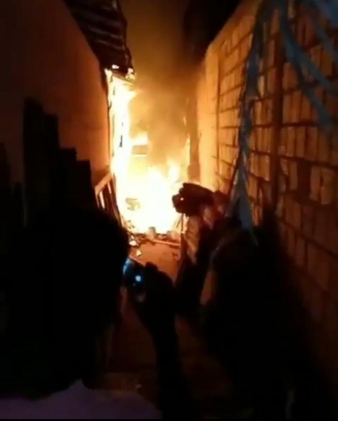 Incêndio deixa casa totalmente destruída em Açailândia