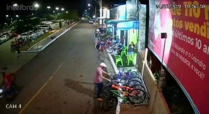 Homem finge ser cliente e furta bicicleta em loja na Beira Rio