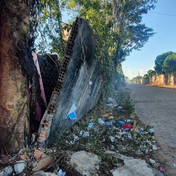 Denúncia Muro com perigo de desabar preocupa moradores