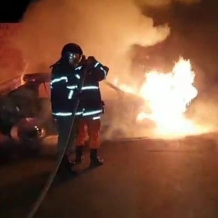 Acidente entre dois carros causa incêndio e motoristas fogem do local