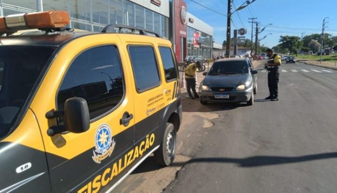 Motorista é flagrado fazendo transporte irregular de passageiros