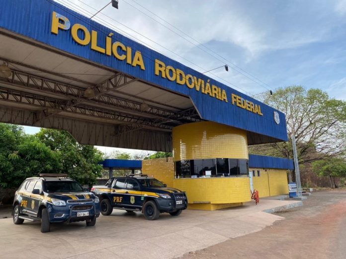 Suspeitos de aplicarem golpe de mais de R$ 17 mil são pegos pela PRF na BR-010