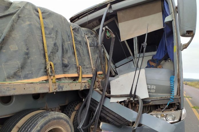 Uma pessoa morre em acidente entre ônibus de turismo e carreta na BR-222