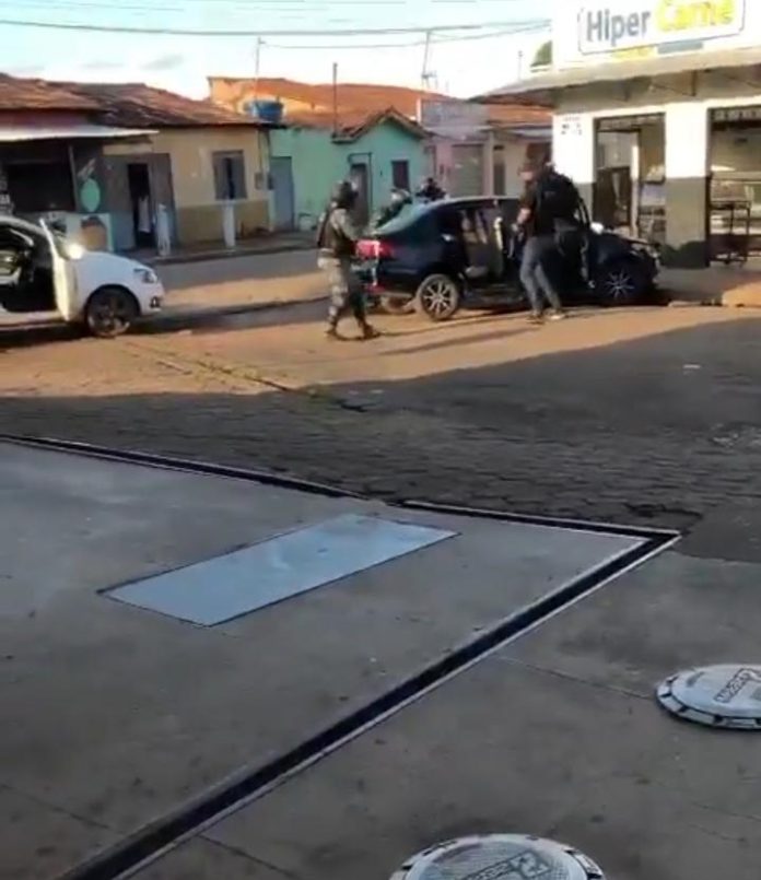 Homem tenta atropelar policiais durante perseguição, bate o carro e é preso