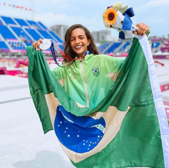 Rayssa Leal vence prêmio de atleta que melhor representou os valores olímpicos