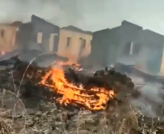 Casas pegam fogo por causa de incêndio em terreno baldio no Canto da Serra