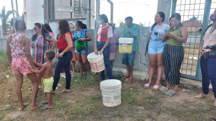 Comunidade faz protesto por estar há 15 dias sem água