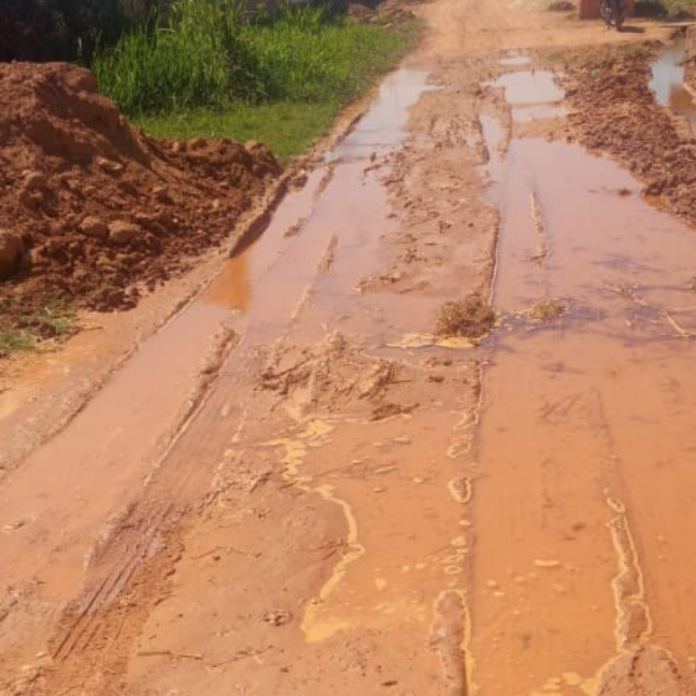 Moradores sofrem há mais de 6 anos com alagamento de rua