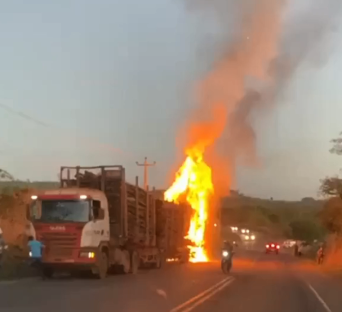 Incêndio em carreta termina após mais de uma hora de ação dos bombeiros