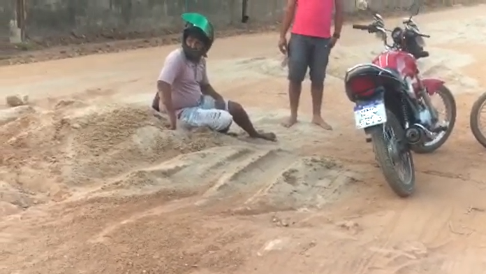 Motociclista sofre acidente por causa de quebra-molas sem sinalização