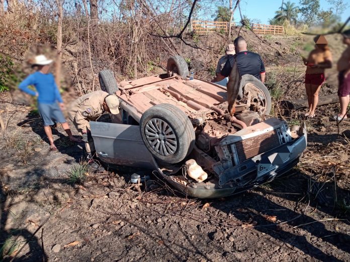 Motorista capota carro após desviar de um buraco e perder o controle do veículo