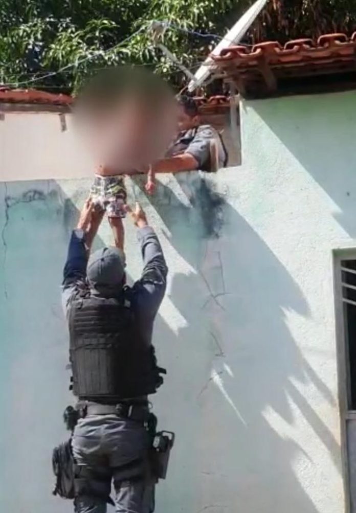 Criança deixada sozinha em casa é resgatada pela polícia