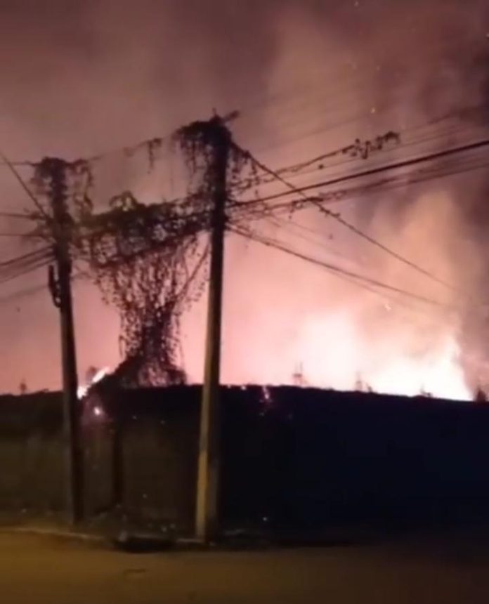 Moradores se assustam com incêndio em terreno durante a madrugada