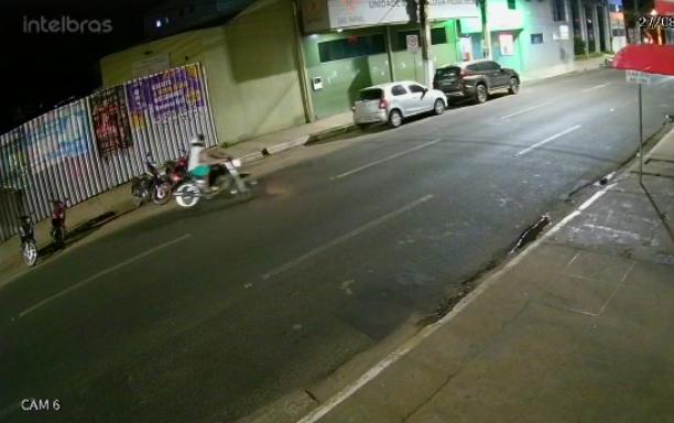 Câmeras flagram furto de moto em frente a hospital em Imperatriz