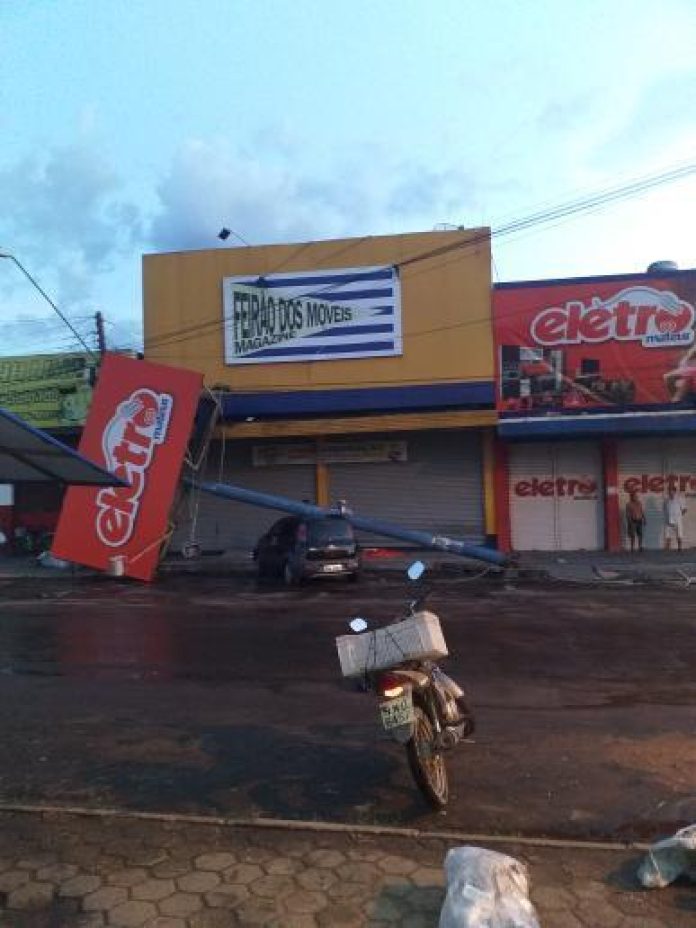 Ventania derruba telhado do Estádio Frei Epifânio e causa estragos na cidade