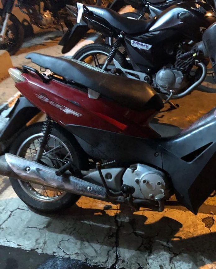 Homem é preso com moto furtada após ser flagrado dirigindo na contramão