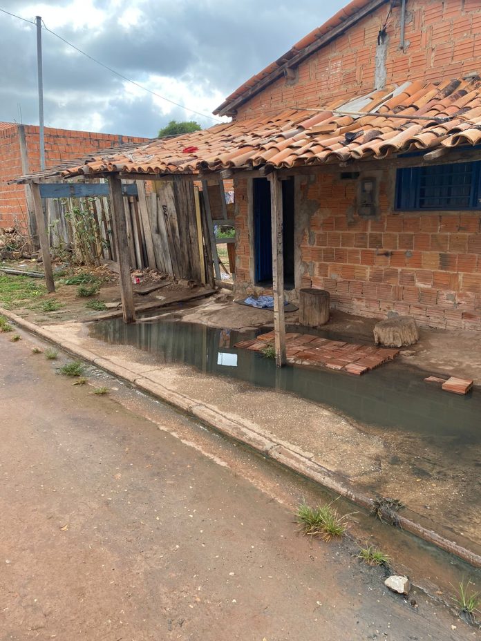 Esgoto inunda casa em Imperatriz