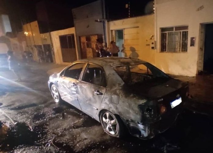 Homem coloca fogo no próprio carro e na casa, após discutir com a esposa