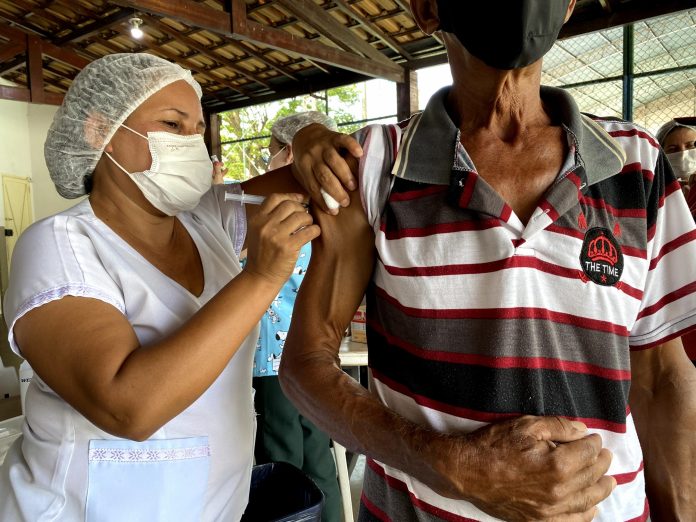 COVID-19: Idosos acima de 70 anos irão receber 3ª dose nesta segunda