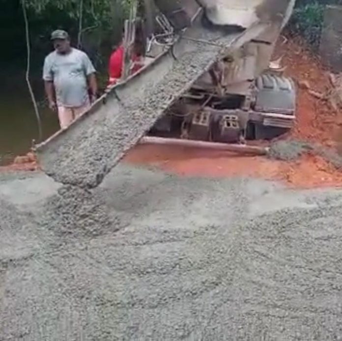 Caminhão atola em desvio após retirada de ponte e moradores pedem melhorias