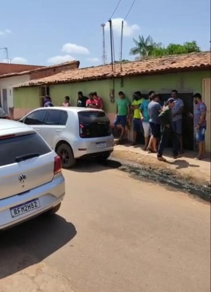 Motoristas protestam em frente a casa de homem que esfaqueou Uber