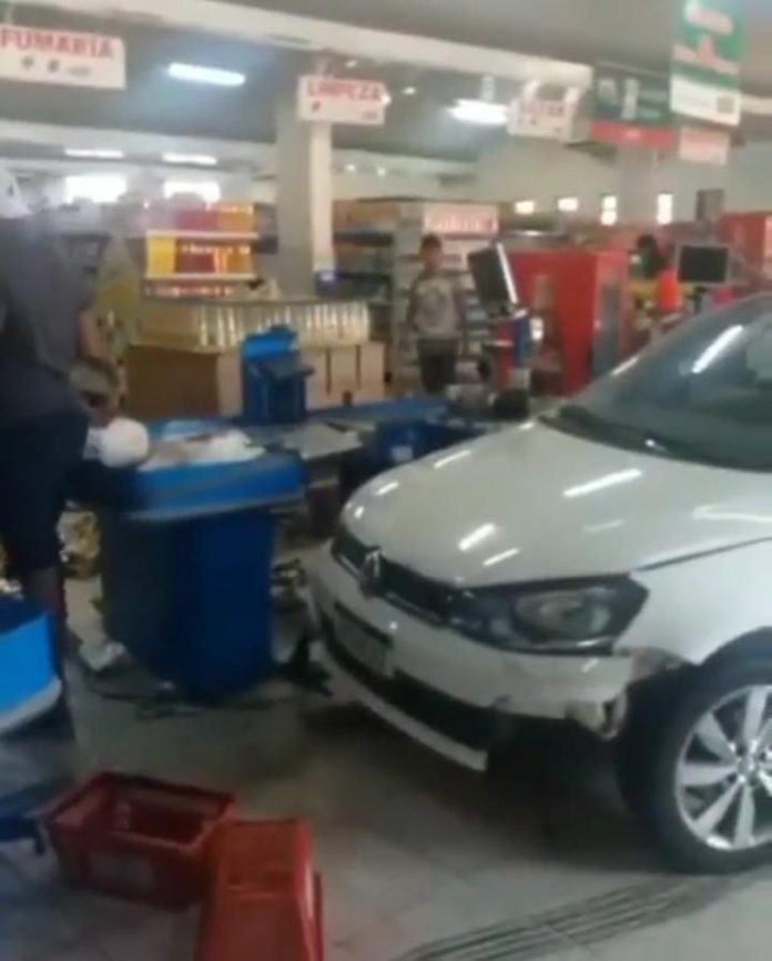 Motorista perde controle de carro e invade supermercado no MA