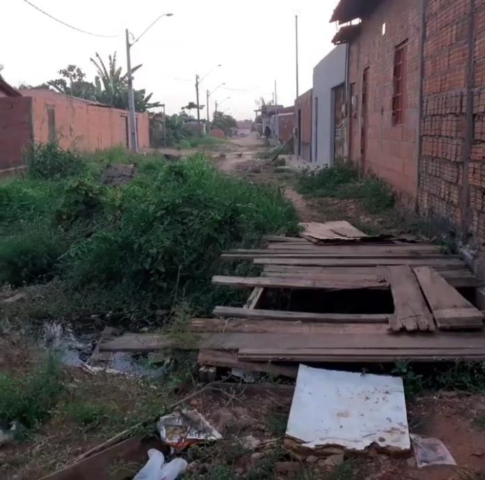 Moradores reclamam de falta de infraestrutura em rua na Vila Vitória