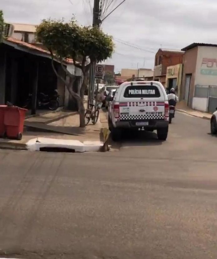 Passageiro de táxi é flagrado transportando drogas e é preso