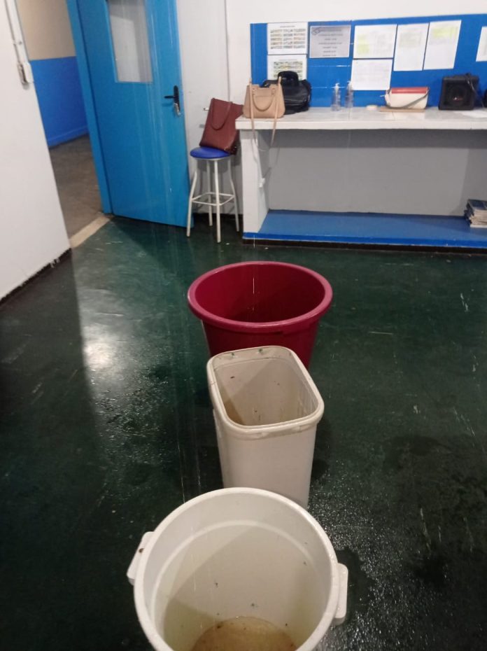 Escola coloca baldes para conter goteiras durante chuva de hoje