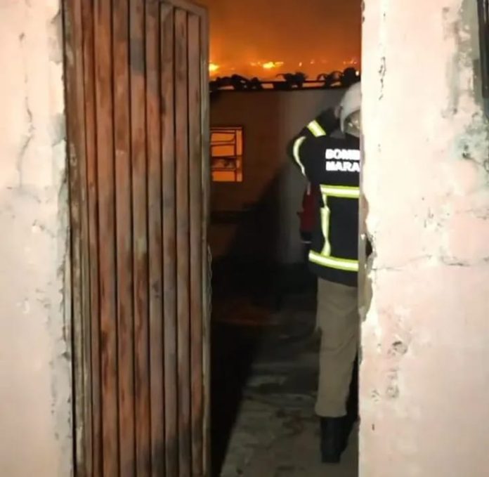 Bombeiros alertam para o risco de carregadores na tomada, após incêndio em casa