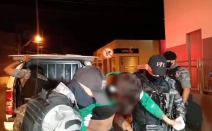 Ladrão é capturado e espancado por testemunhas após assalto