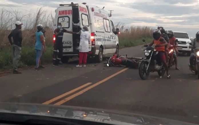 Motociclista colide com boi e fica ferido na estrada de Davinópolis