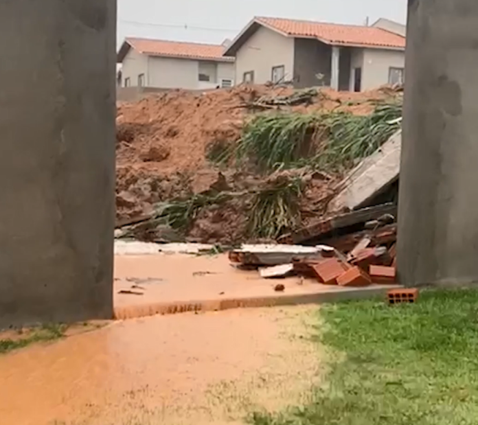 Muro desaba durante chuva e água invade casa em Imperatriz