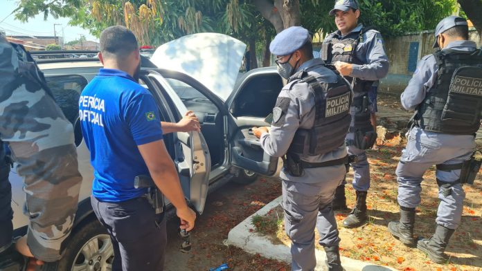 Policiais fazem vistorias em veículos para identificar adulterações