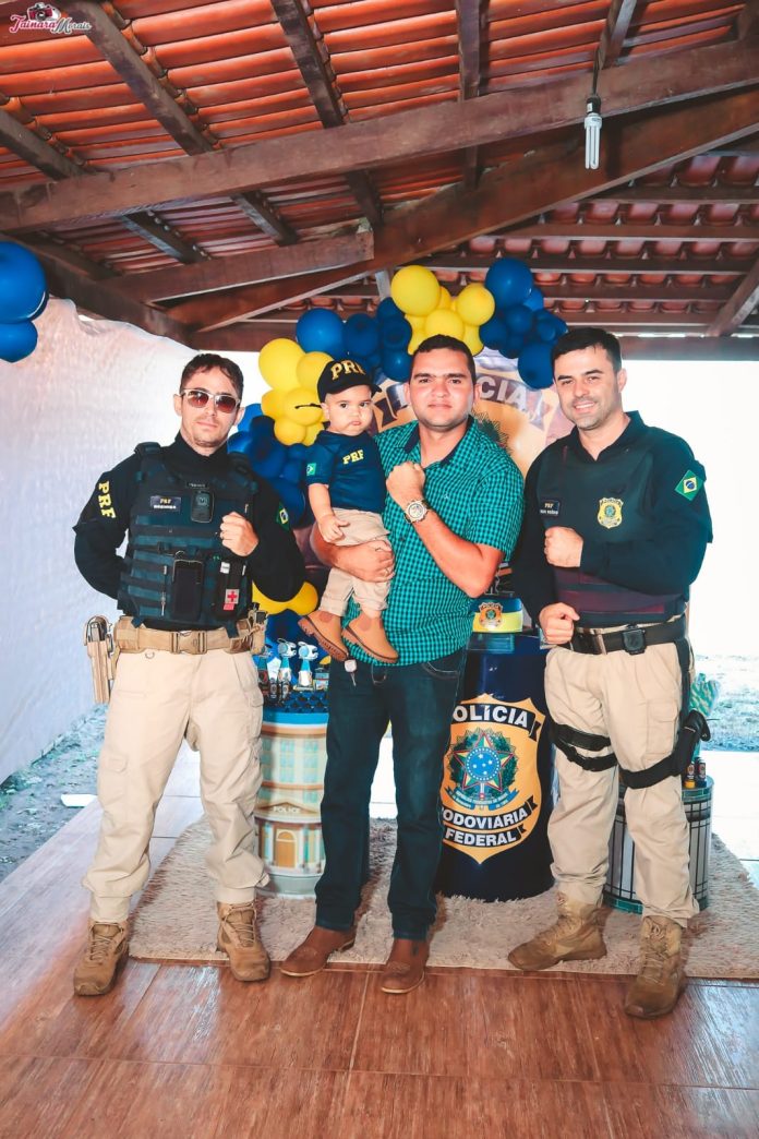 Policiais marcam presença em festa de aniversário sobre PRF