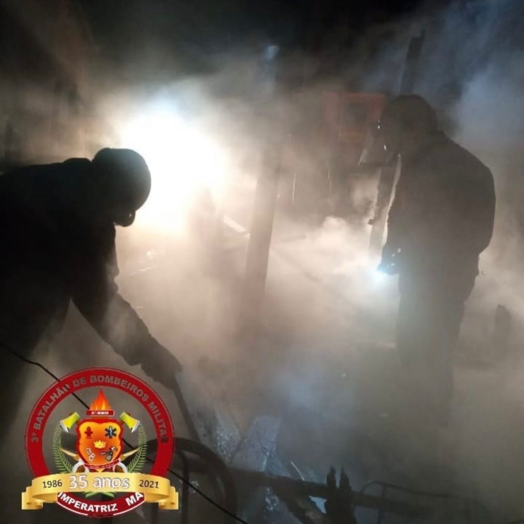 Incêndio destrói casa no bairro Vila Fiquene 1 Imagens de Notícias de Imperatriz