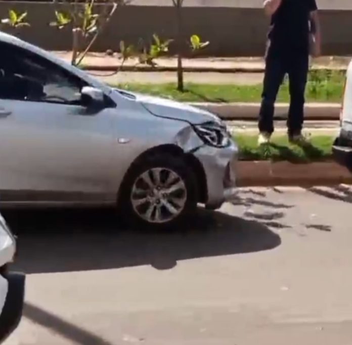 Acidente envolvendo quatro carros na Av. Pedro Neiva de Santana