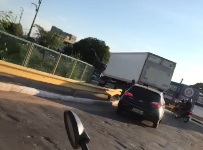 Caminhão é flagrado passando irregularmente no viaduto de Imperatriz