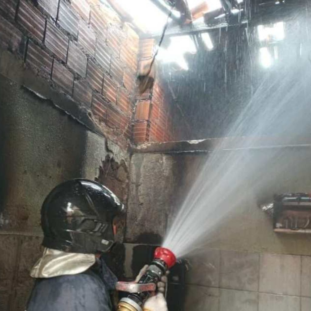 Incêndio destrói casa no bairro Vila Fiquene 2 Imagens de Notícias de Imperatriz