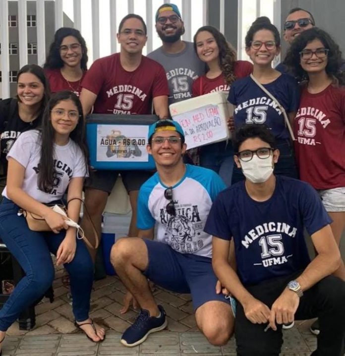 No dia do Enem, alunos de medicina da UFMA vendem água para pagar formatura