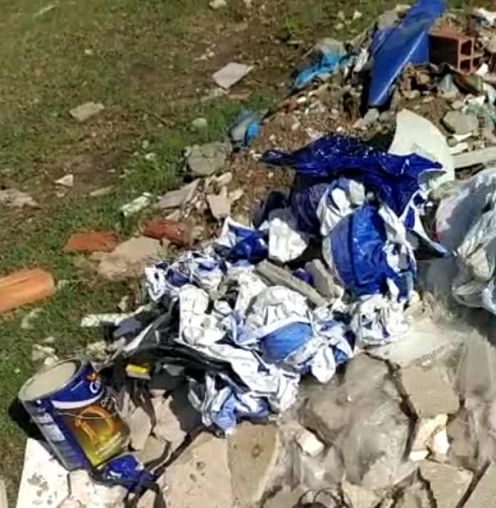 Homens são flagrados jogando entulho em local proibido no bairro Santa Inês